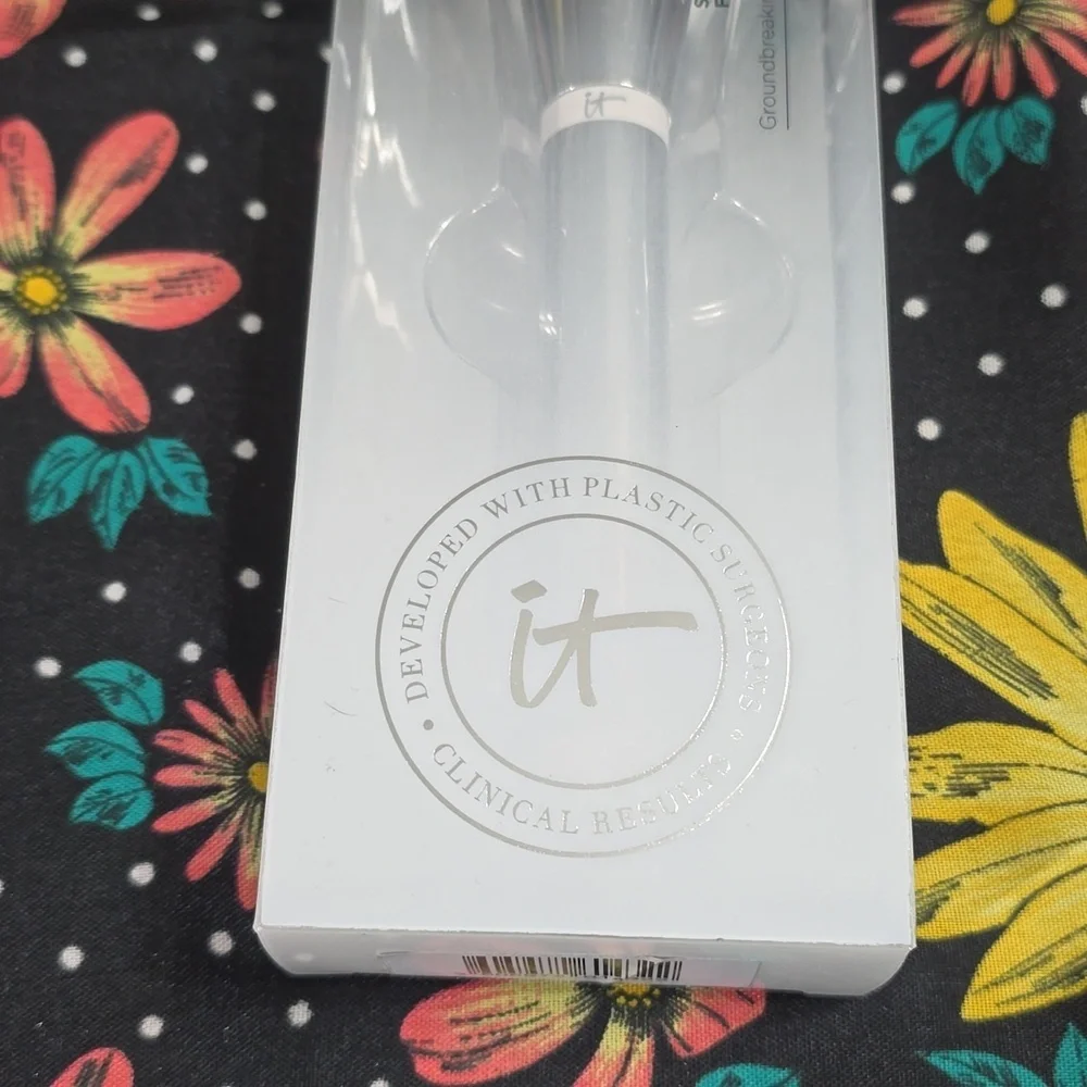 IT Cosmetics Heavenly Skin Skin Hugging Foundation Brush N° 707